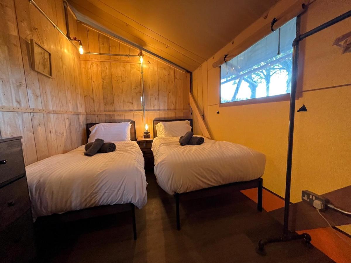 Aladdin Safari Tent Тенби Екстериор снимка